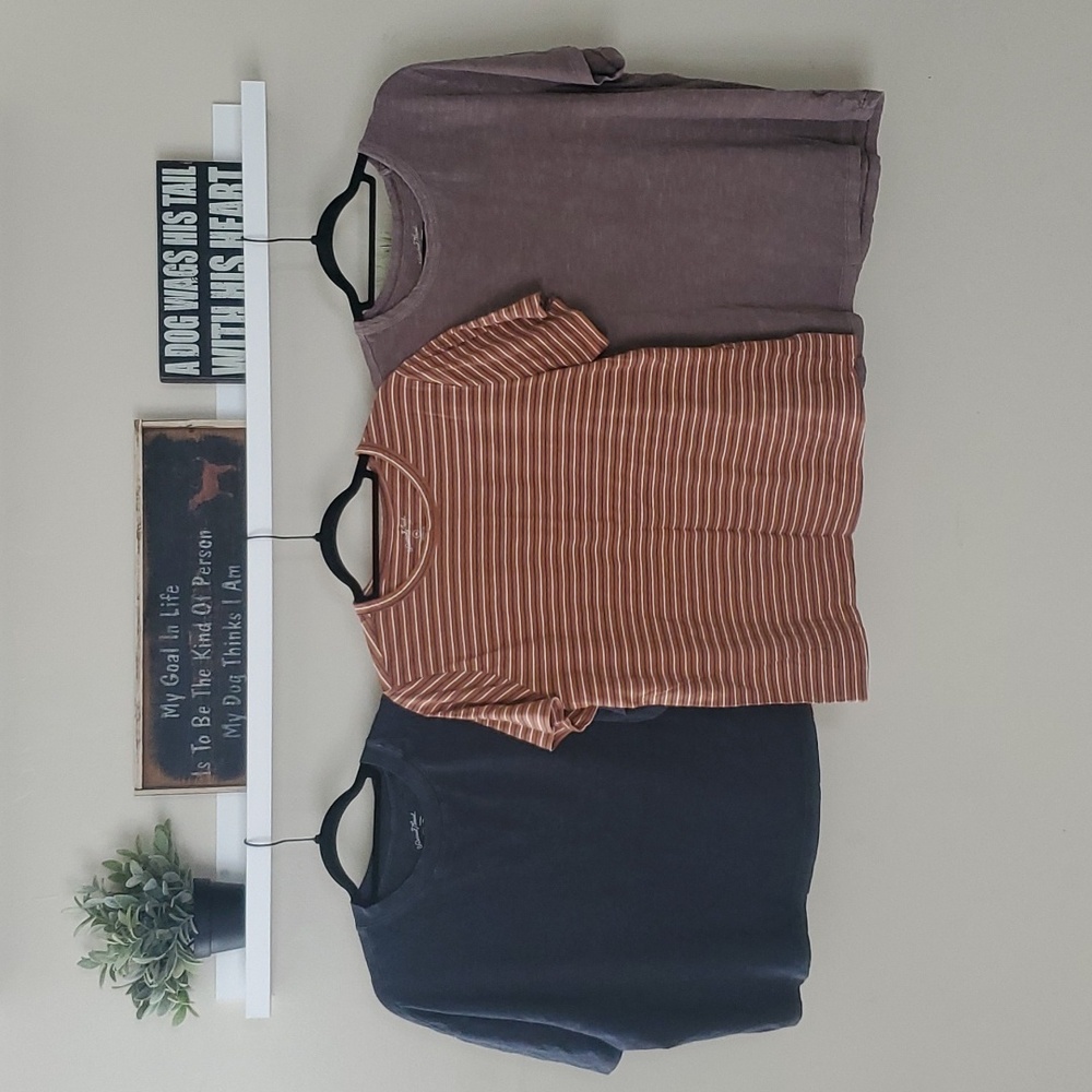 3 Universal Thread Crew Neck Tees - lot of 3
